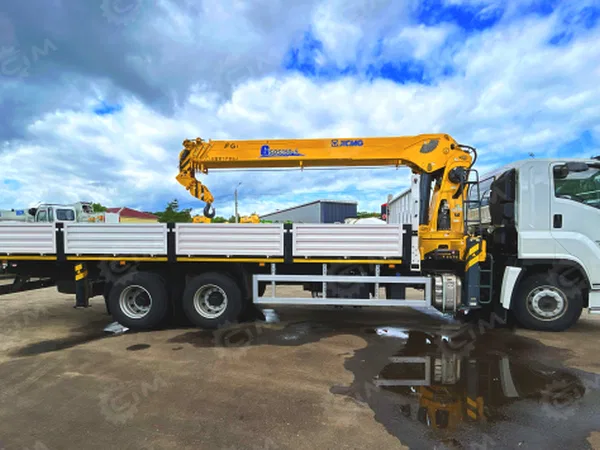 Бортовой грузовик ISUZU 6х4 дв 221kw c кму XCMG GSQS350-5 гп 14т., стрела 19,6м, кузов 8500х2400х550