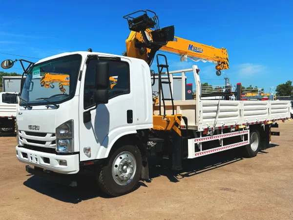Бортовой грузовик ISUZU 4x2 дв 139kw гп 6т c КМУ XCMG SQS157 гп 6,3т 4 секции 12.8м кузов 6000*2400*550 колеса 8.25R20 спальник задние аутригеры