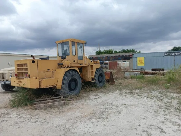 Фронтальный погрузчик UNC-320.