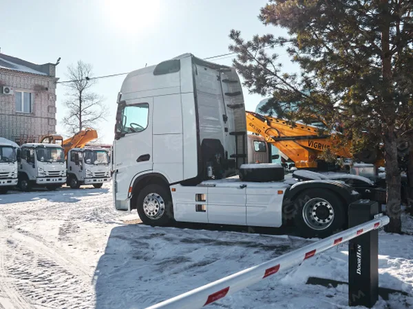 Тягач SHACMAN 4х2 X6000 SX4188YY381 480л.с. боковая защита