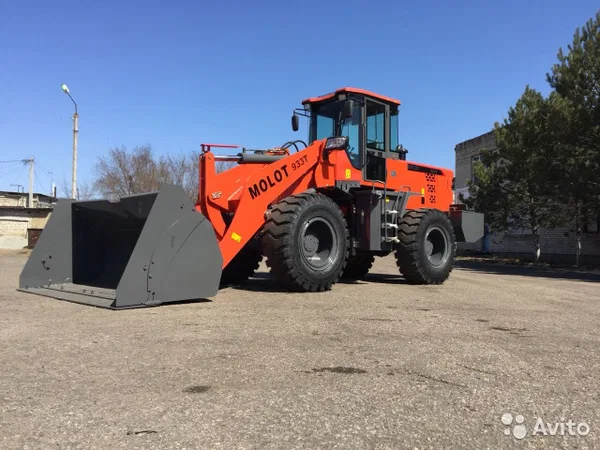 Фронтальный погрузчик MOLOT 933