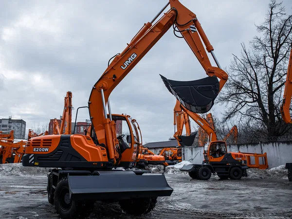 Колесный экскаватор UNG E200W