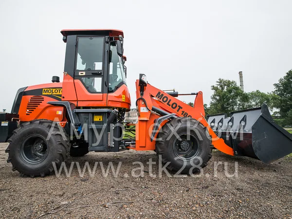 Фронтальный погрузчик MOLOT 180