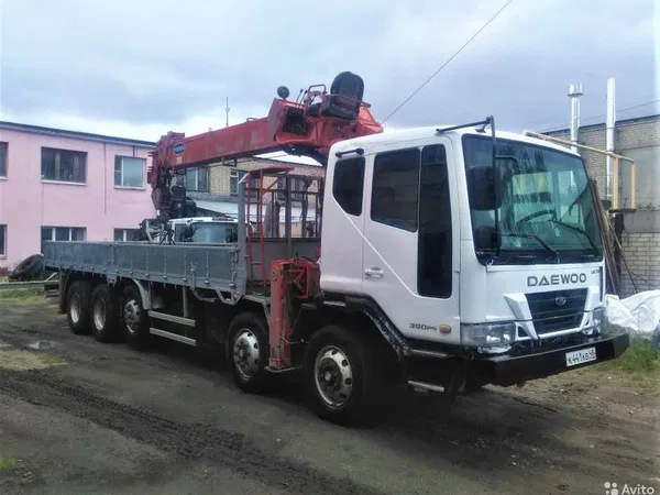 Бортовой грузовик с КМУ Daewoo Ultra Novus