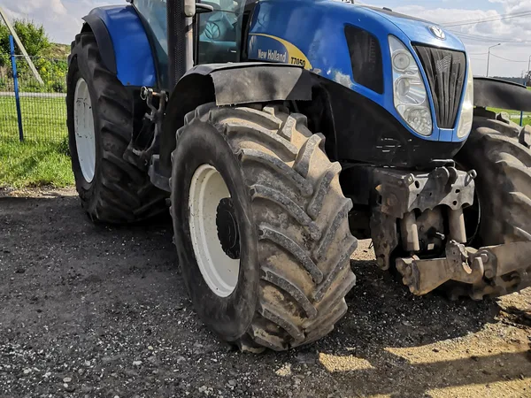 Трактор New Holland 7050