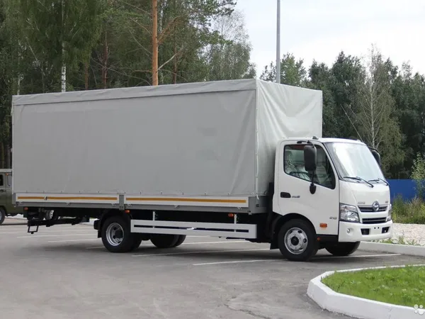 Тентованный автомобиль Hino 300
