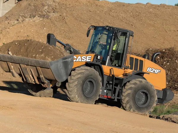 Фронтальный погрузчик CASE 821F