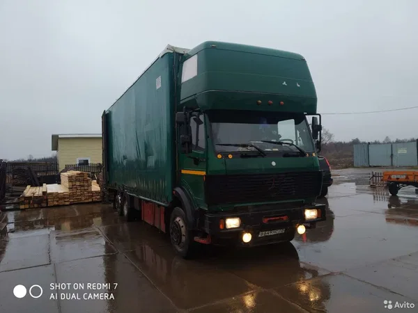 Тентованный грузовик Mercedes-Benz