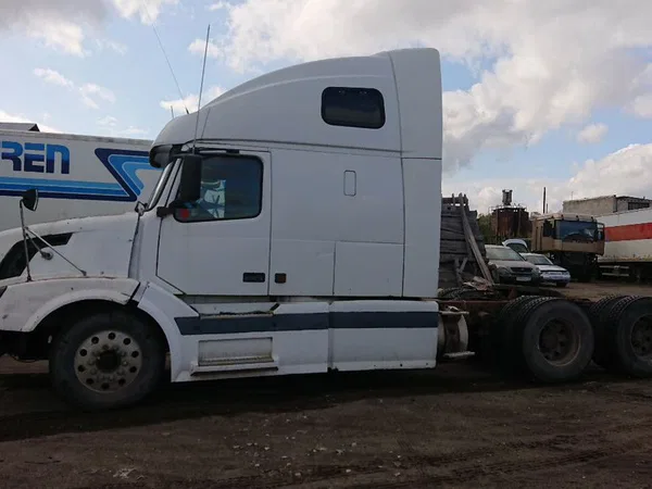 Седельный тягач Volvo VNL