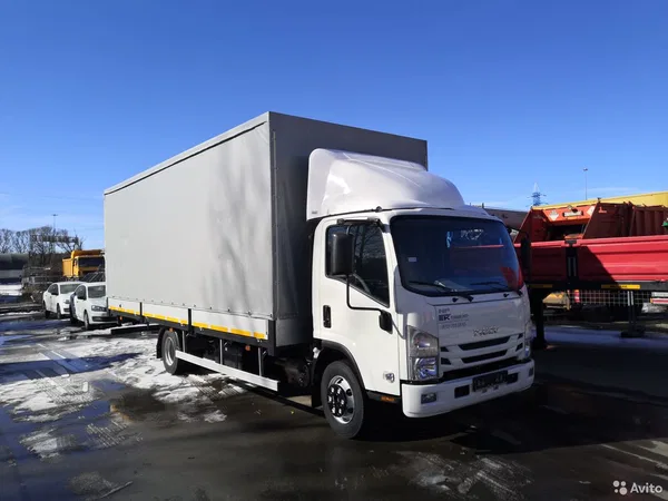 Тентованный автомобиль Isuzu