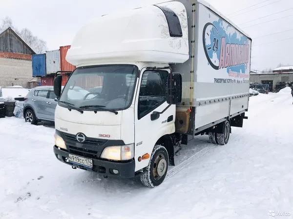 Тентованный автомобиль Hino 300