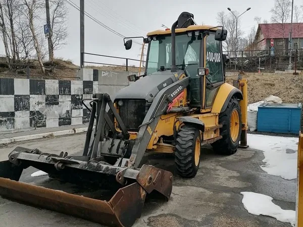 Экскаватор-погрузчик Volvo BL61B