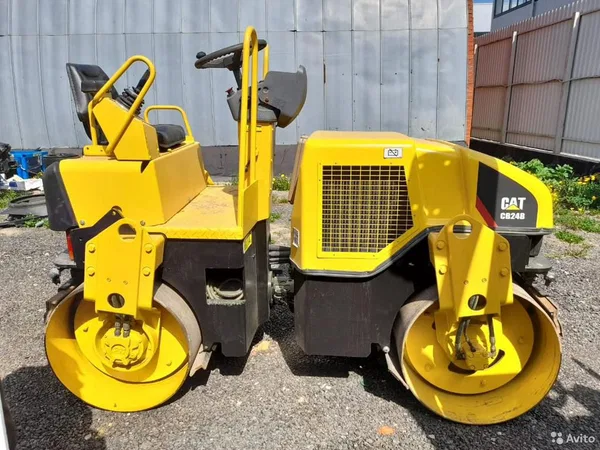 Тротуарный каток Caterpillar CB24B