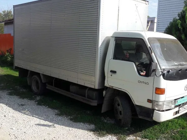 Промтоварный фургон Toyota Dyna