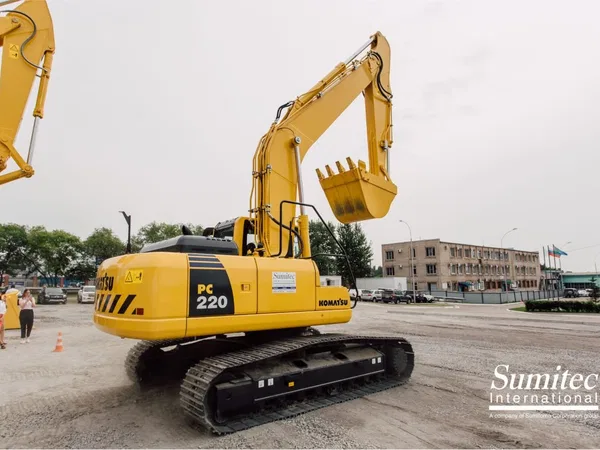 Гусеничный экскаватор Komatsu PC220-8M0