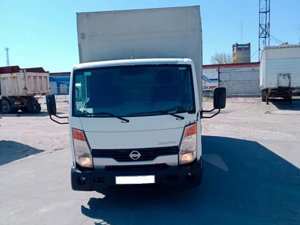 Тентованный автомобиль Nissan Cabstar