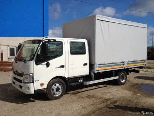 Тентованный автомобиль Hino 300