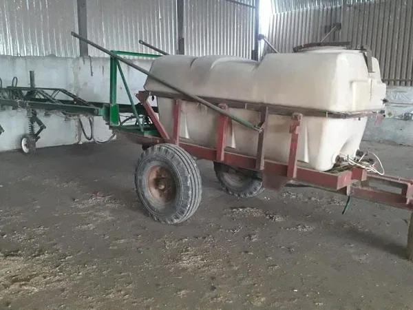 Прицепной опрыскиватель 2500 л. с электроприводом