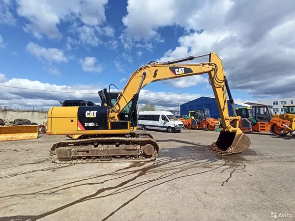 Гусеничный экскаватор Caterpillar 318D2L
