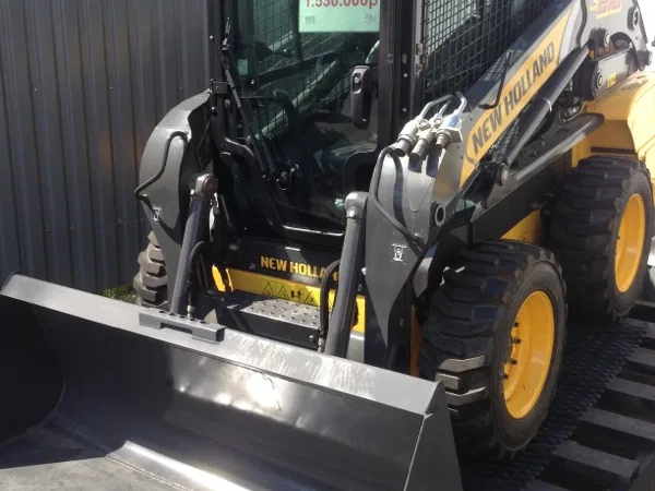 Мини-погрузчик New Holland L220