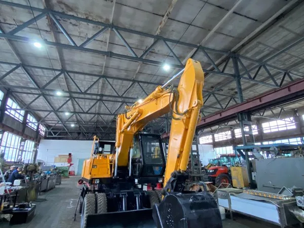 Колесный экскаватор JCB JS130W