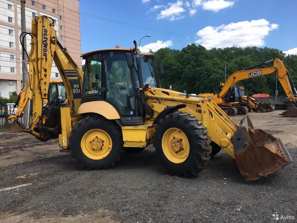 Экскаватор-погрузчик Komatsu WB93S