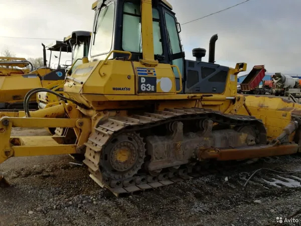 Гусеничный бульдозер Komatsu D63E-12