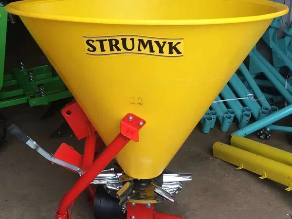 Разбрасыватель удобрений Strumyk 500 л.