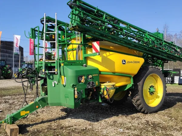 Прицепной опрыскиватель John Deere М962