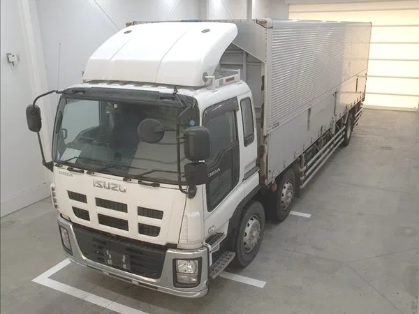 Грузовой фургон Isuzu Giga