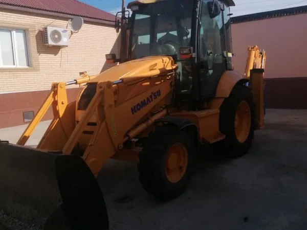 Экскаватор-погрузчик Komatsu