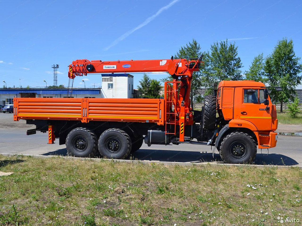 Бортовой грузовик с КМУ КамАЗ 43118 с КМУ Kanglim KS2056H