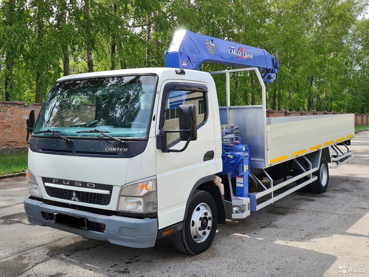 Бортовой грузовик с КМУ Mitsubishi Fuso Canter