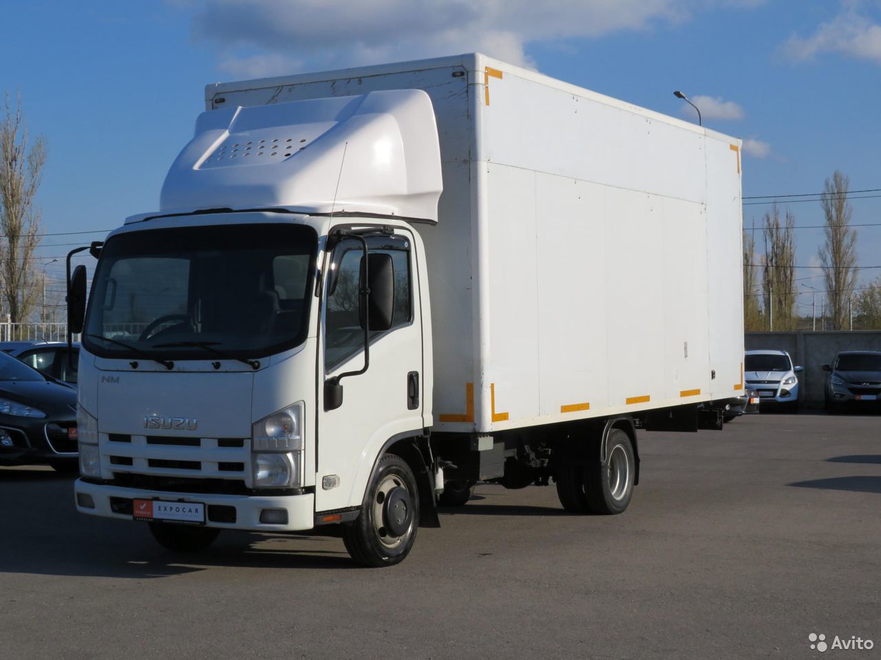 Промтоварный фургон Isuzu NQR