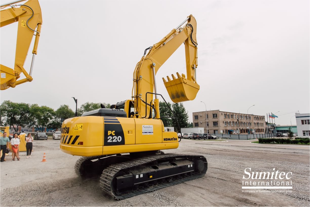 Гусеничный экскаватор Komatsu PC220-8M0
