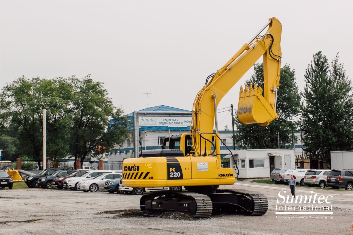Гусеничный экскаватор Komatsu PC220-8M0