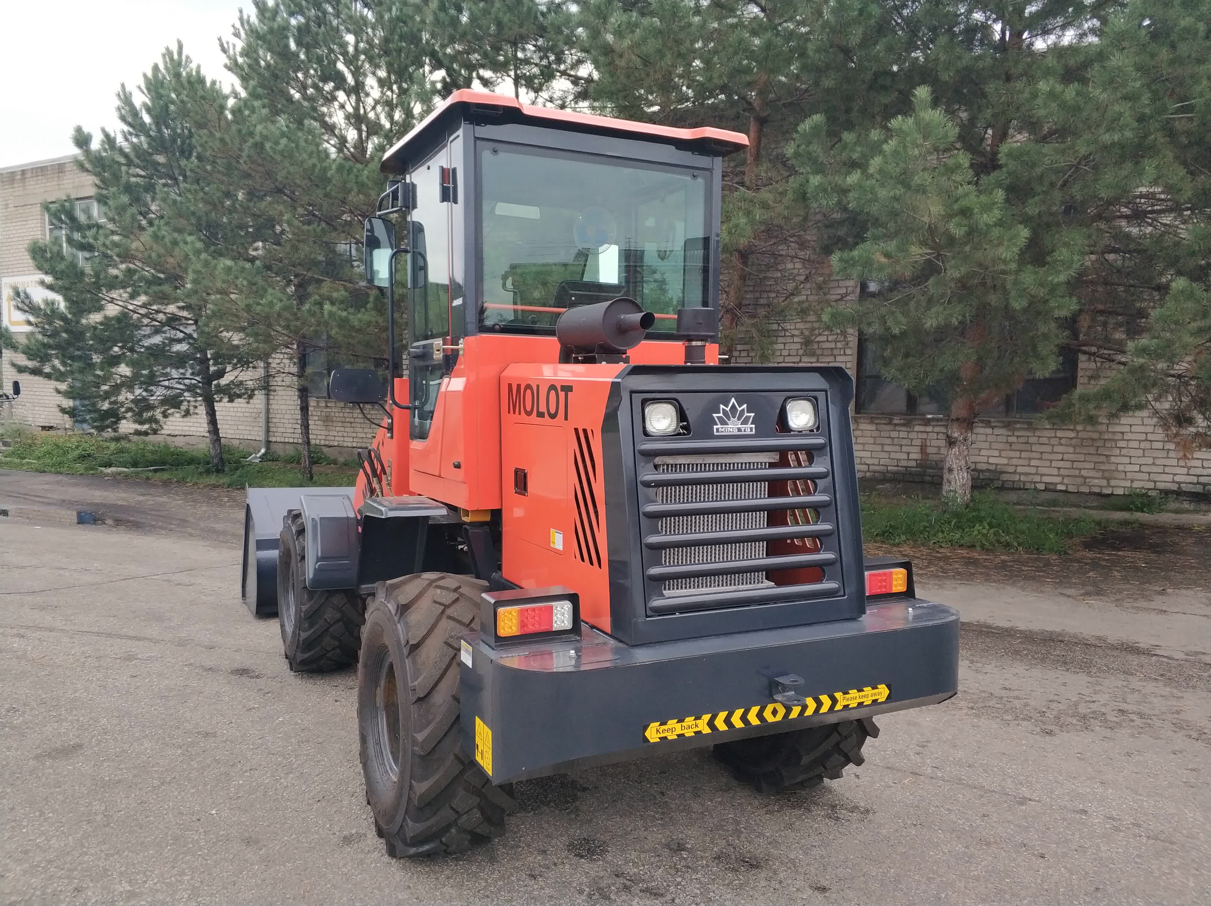 Фронтальный погрузчик  MOLOT 180