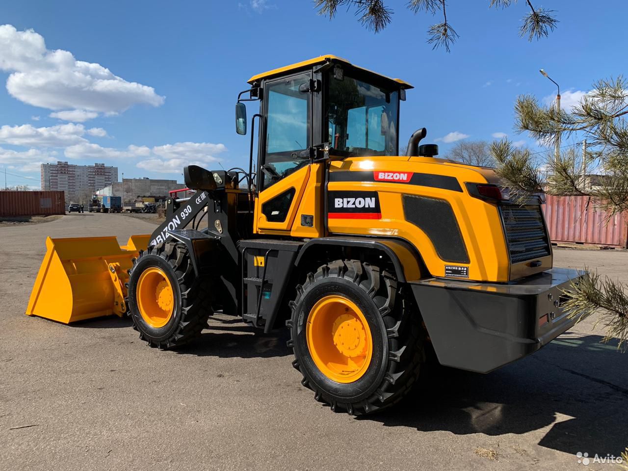 Фронтальный погрузчик BIZON 930