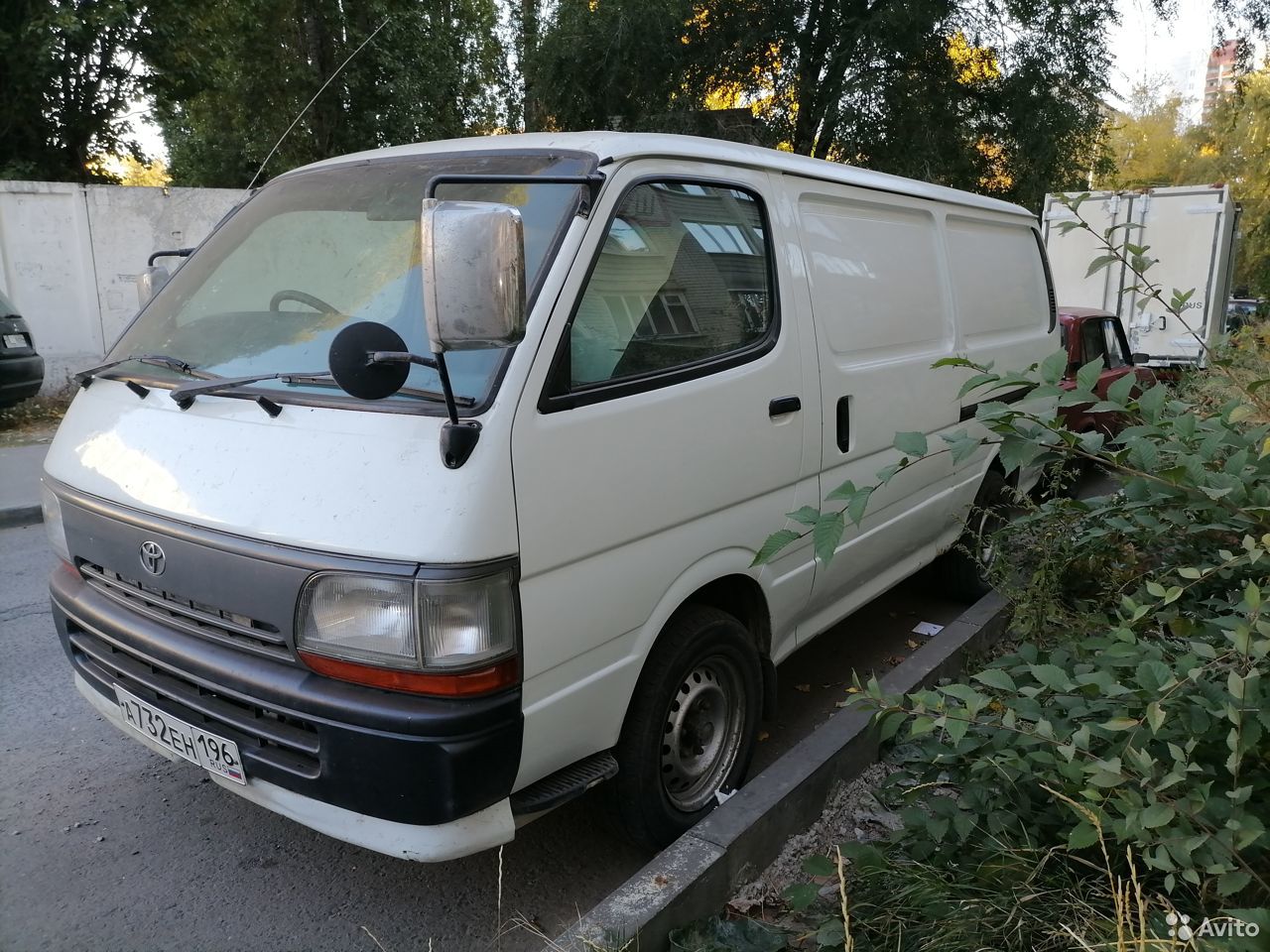 Цельнометаллический фургон Toyota Hiace