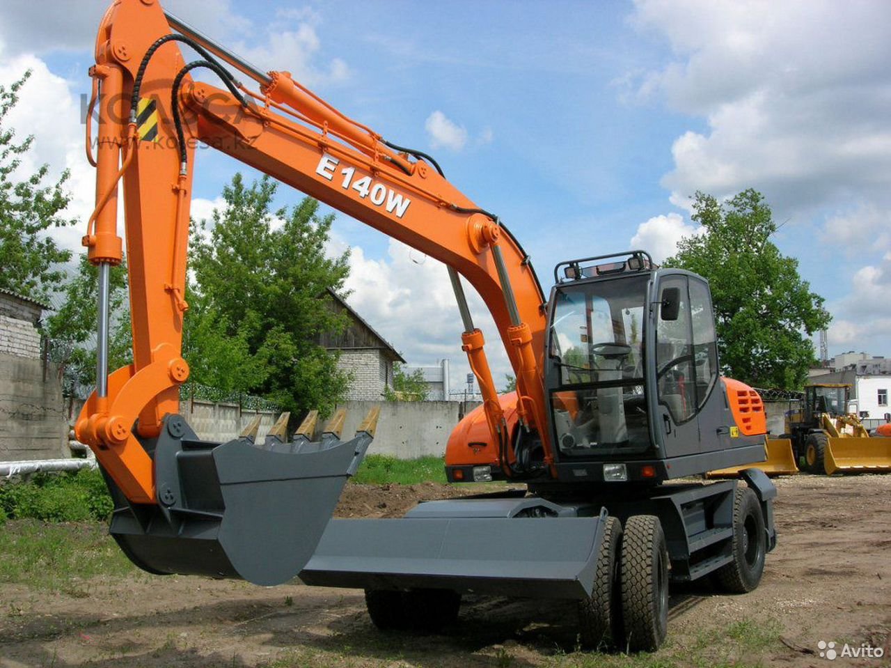 Колесный экскаватор UMG E140W