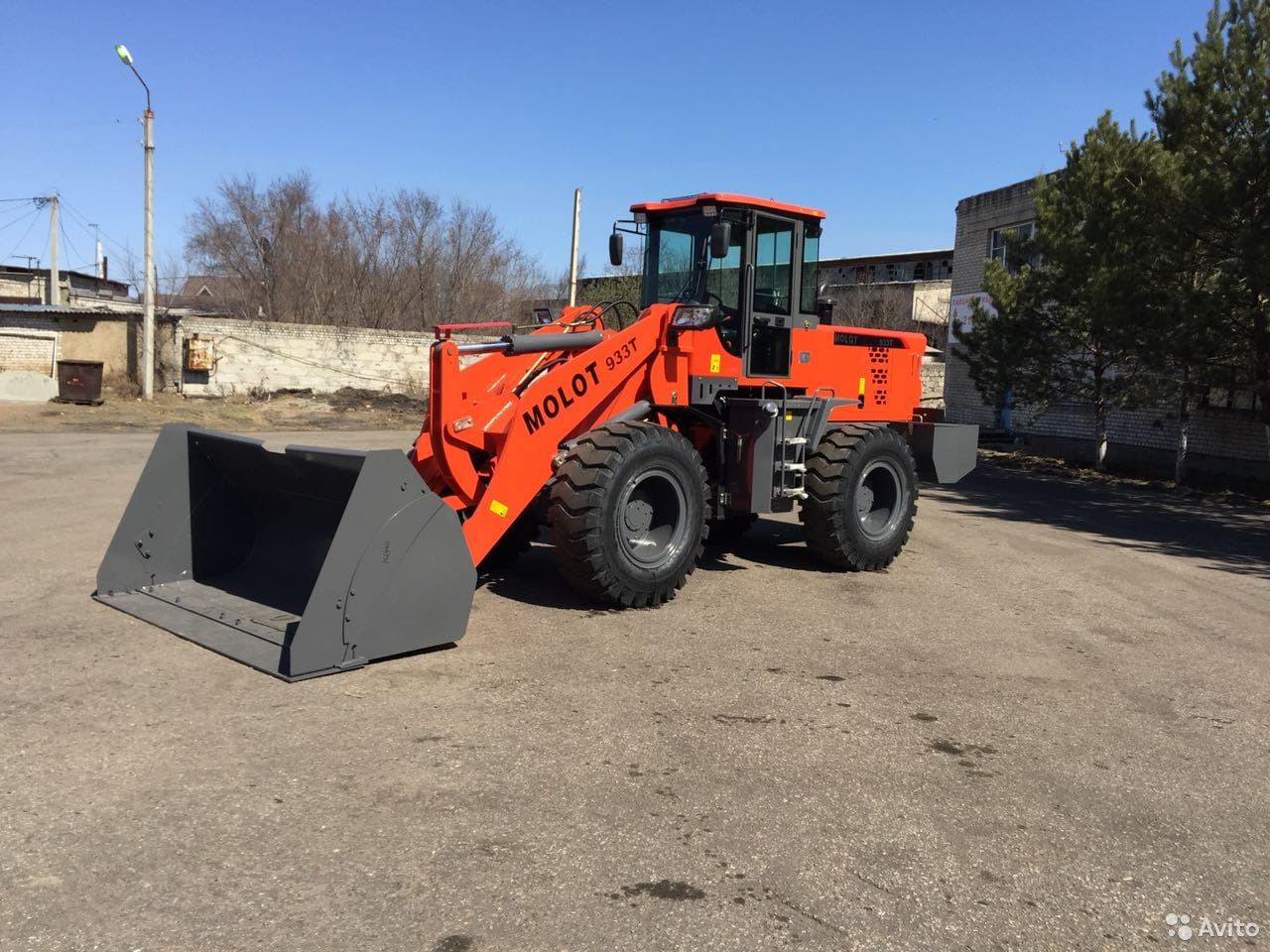 Фронтальный погрузчик MOLOT 933