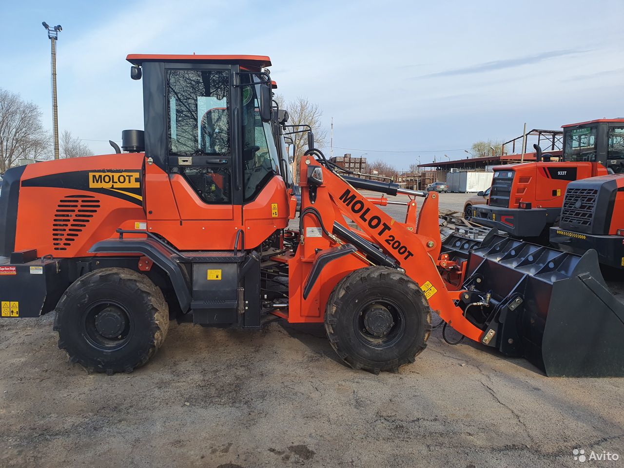 Фронтальный погрузчик Molot 200T
