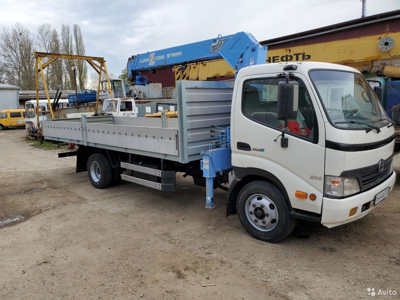 Бортовой грузовик с КМУ HINO 300 (Dutro)