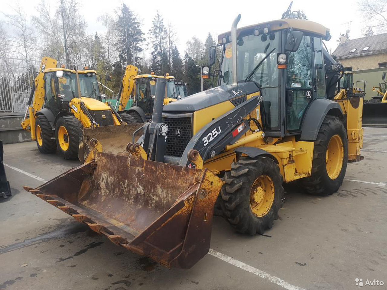 Экскаватор-погрузчик John Deere 325 J