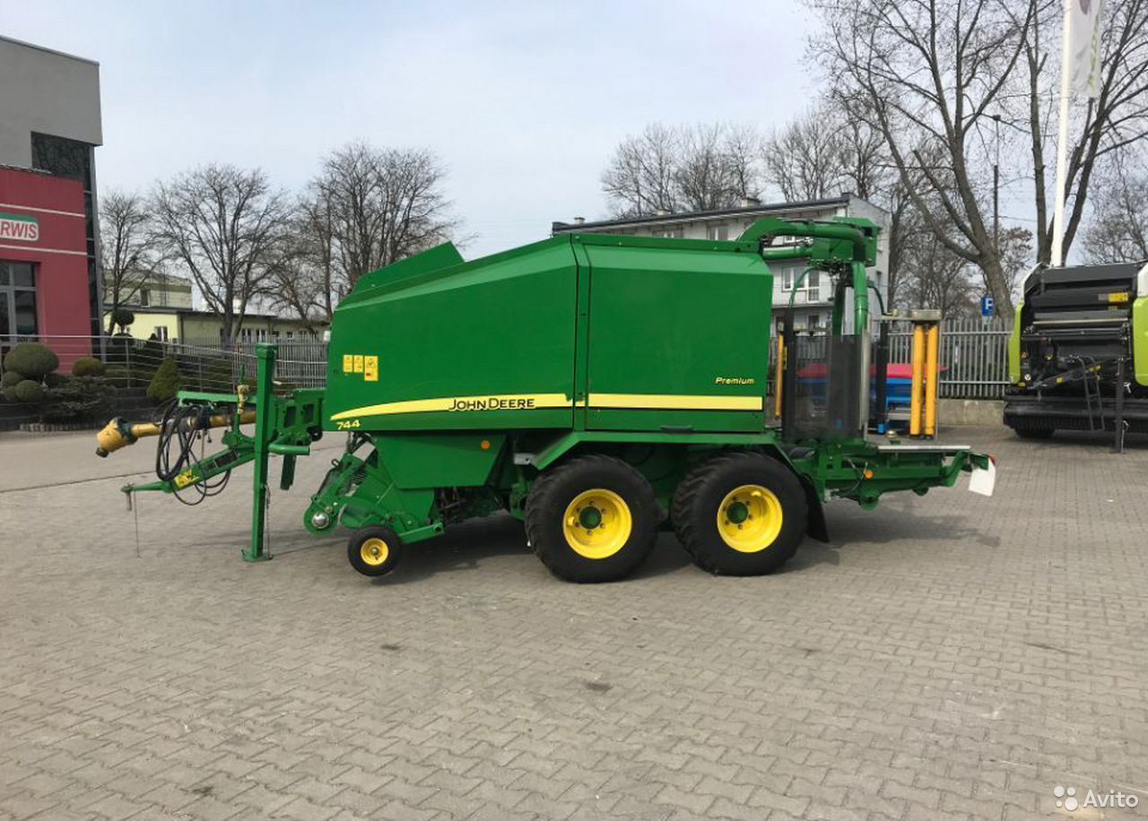 Пресс-подборщик John Deere 744H
