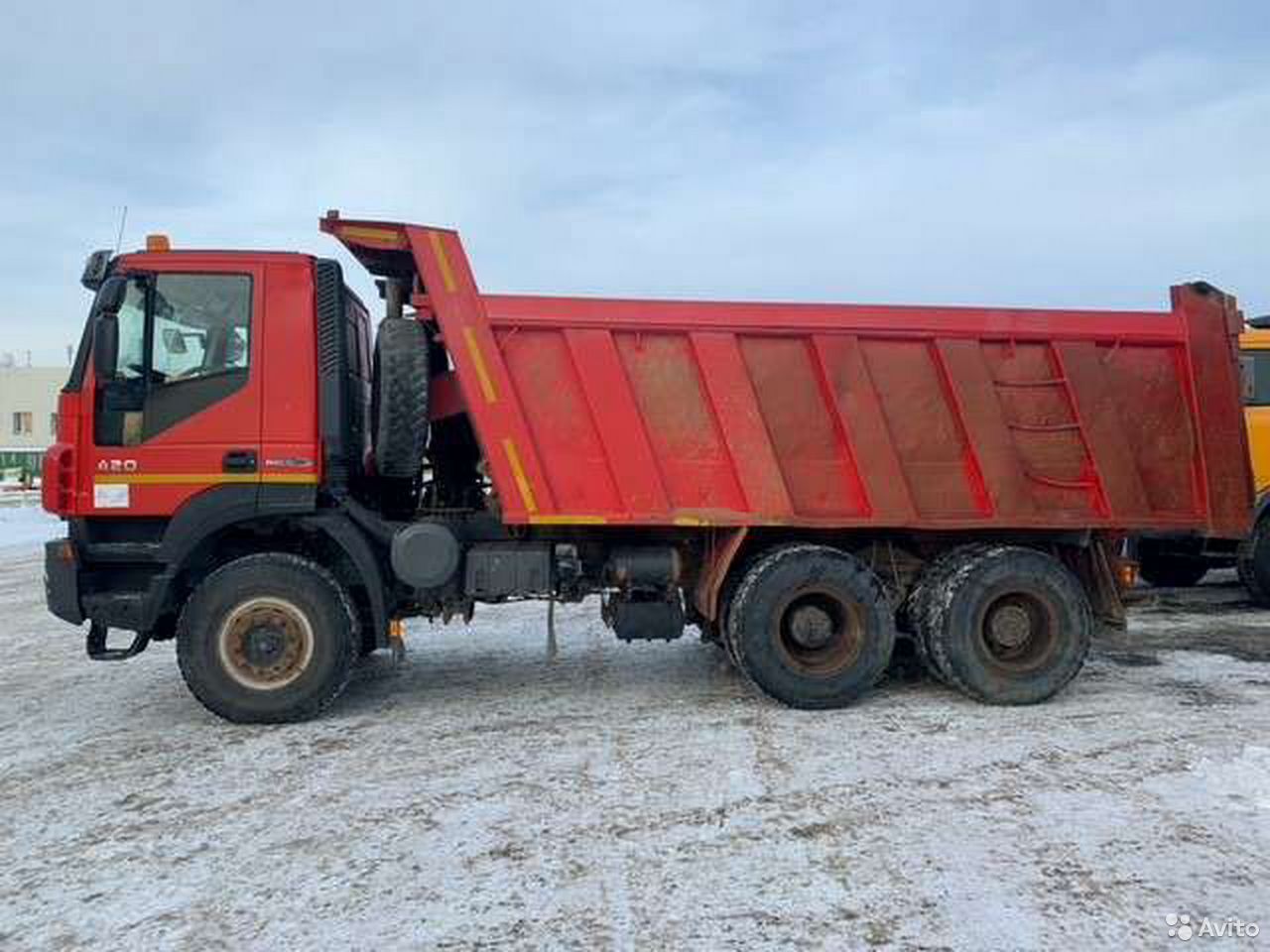 Самосвал Iveco Trakker