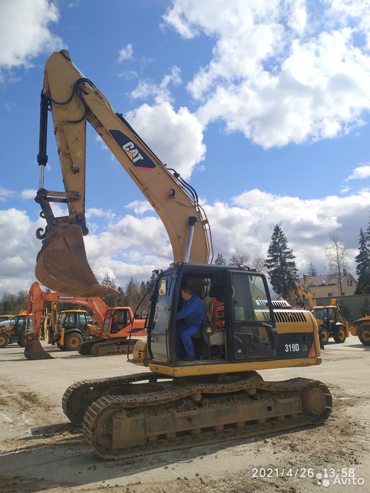 Гусеничный экскаватор Caterpillar 319D LN