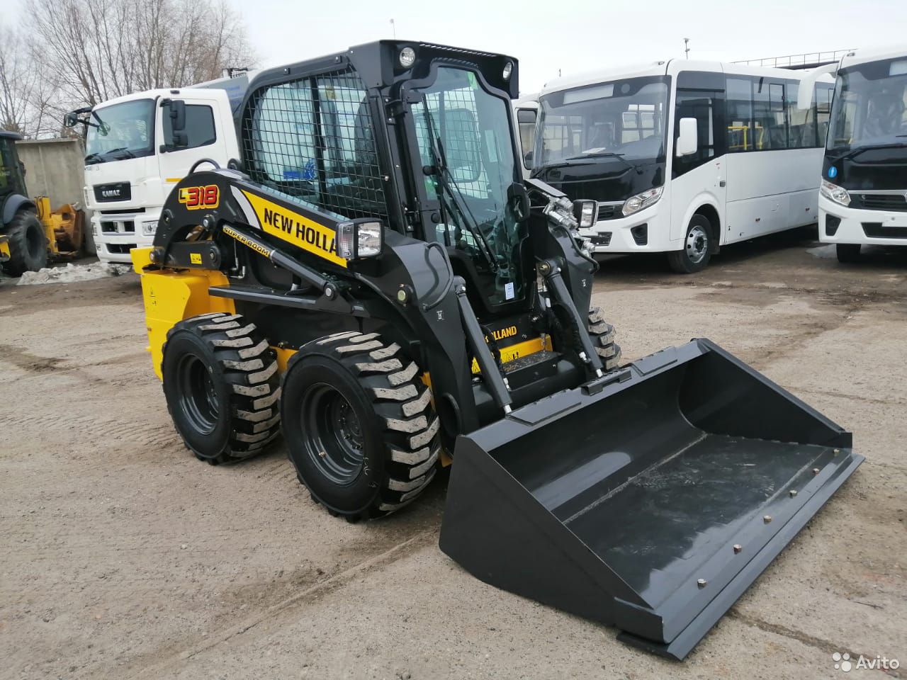 Мини-погрузчик New Holland L318