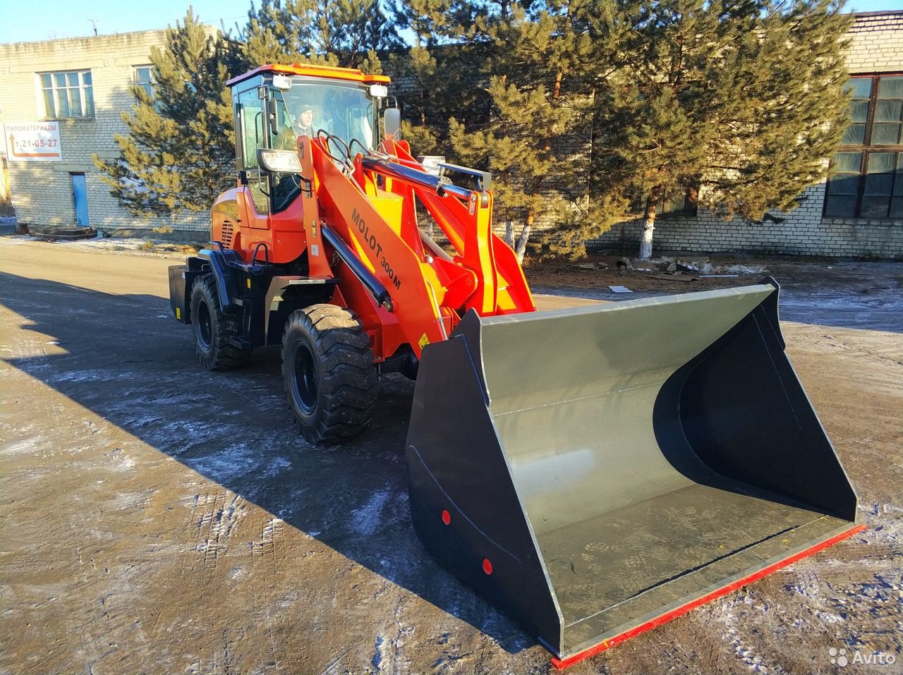 Фронтальный погрузчик MOLOT 300M