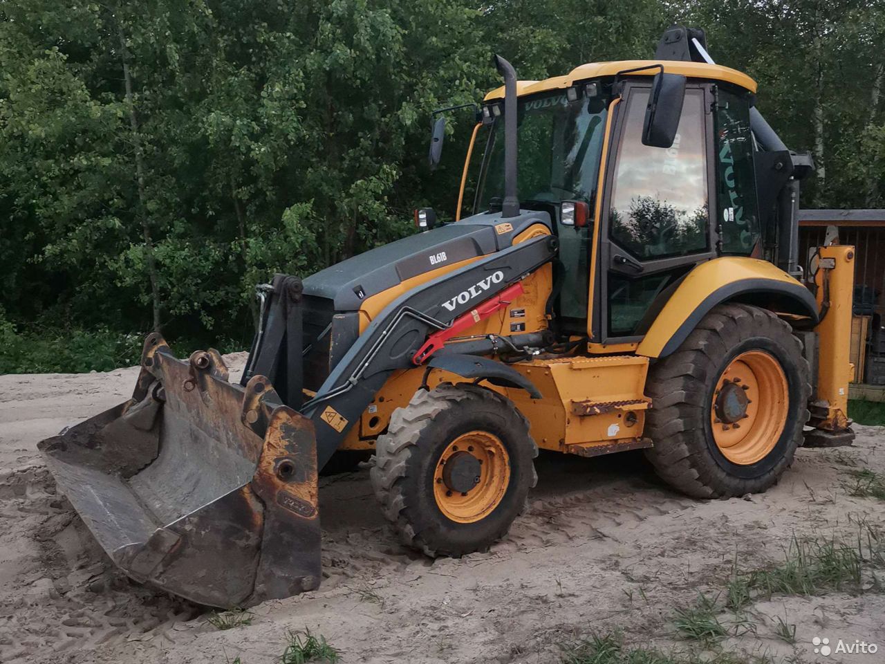 Экскаватор-погрузчик Volvo BL61B